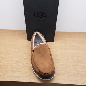 RIGHT SHOE ONLY Ugg Fascot size 9.5 RIGHT SHOE ONLY